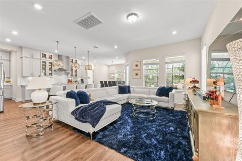 House in Orlando, Florida 5 bedrooms, 373 sq.m. № 2211941 - photo 24