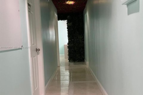 House in Miami, Florida 7 bedrooms, 116.41 sq.m. № 2076959 - photo 22