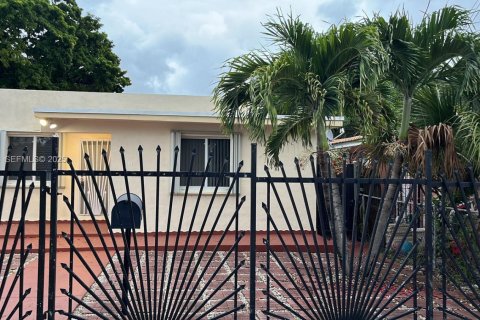House in Miami, Florida 7 bedrooms, 116.41 sq.m. № 2076959 - photo 27