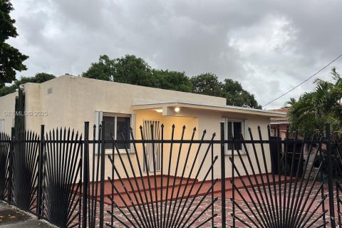 House in Miami, Florida 7 bedrooms, 116.41 sq.m. № 2076959 - photo 28