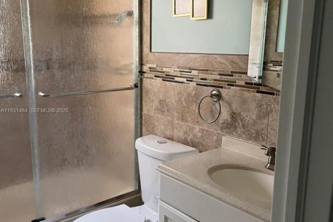 House in Miami, Florida 7 bedrooms, 116.41 sq.m. № 2076959 - photo 17