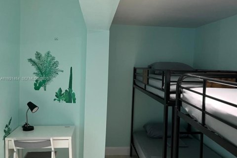 House in Miami, Florida 7 bedrooms, 116.41 sq.m. № 2076959 - photo 19