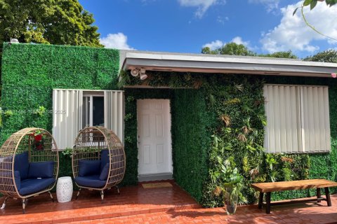 House in Miami, Florida 7 bedrooms, 116.41 sq.m. № 2076959 - photo 2