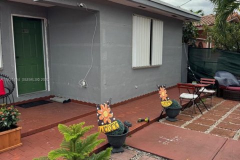 House in Miami, Florida 7 bedrooms, 116.41 sq.m. № 2076959 - photo 5