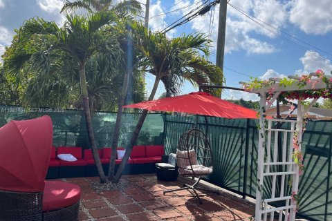 House in Miami, Florida 7 bedrooms, 116.41 sq.m. № 2076959 - photo 6