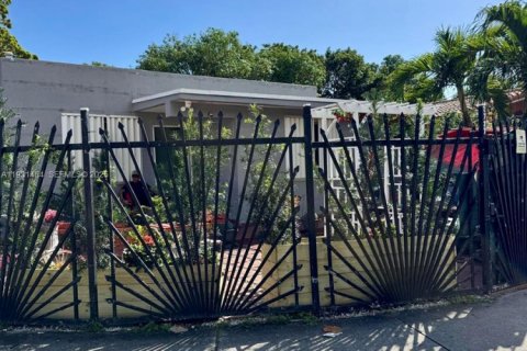 House in Miami, Florida 7 bedrooms, 116.41 sq.m. № 2076959 - photo 4