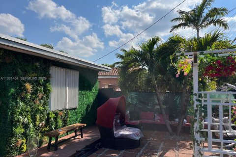House in Miami, Florida 7 bedrooms, 116.41 sq.m. № 2076959 - photo 3