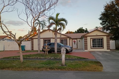 Casa en venta en Hialeah, Florida, 4 dormitorios, 179.02 m2 № 1976370 - foto 1