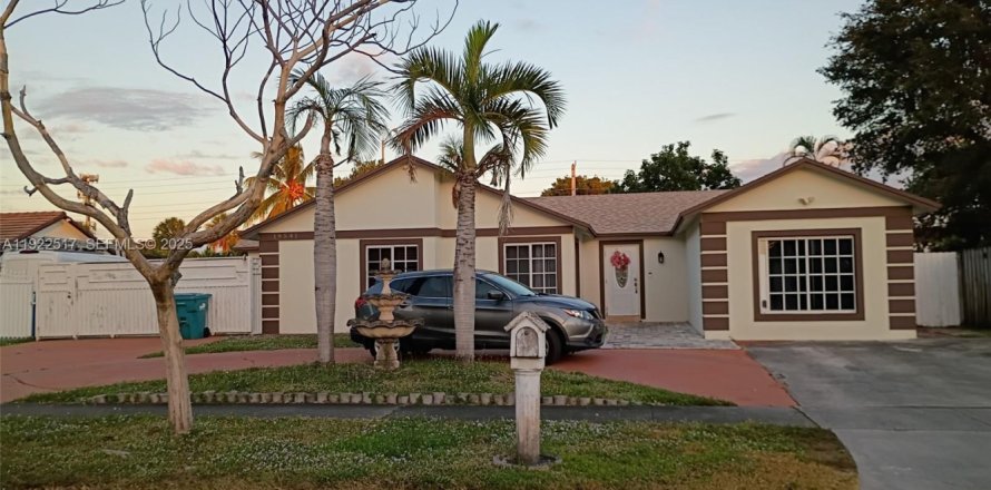Casa en Hialeah, Florida 4 dormitorios, 179.02 m2 № 1976370