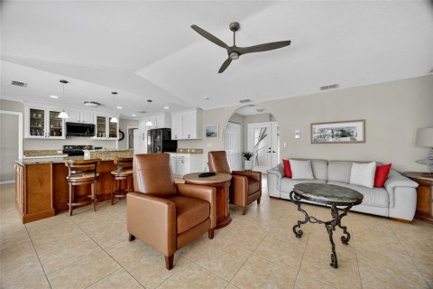 House in Punta Gorda, Florida 3 bedrooms, 155.98 sq.m. № 1903130 - photo 7