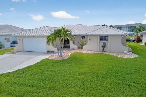 House in Punta Gorda, Florida 3 bedrooms, 155.98 sq.m. № 1903130 - photo 1