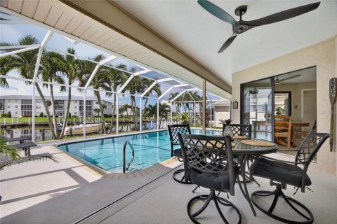 House in Punta Gorda, Florida 3 bedrooms, 155.98 sq.m. № 1903130 - photo 22