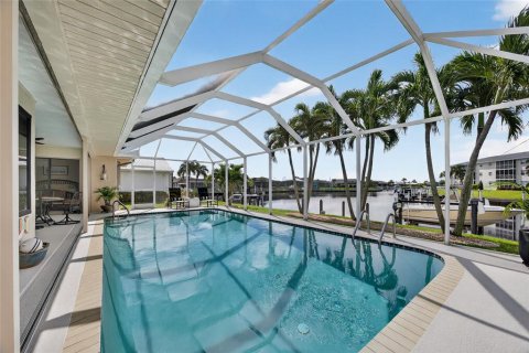 House in Punta Gorda, Florida 3 bedrooms, 155.98 sq.m. № 1903130 - photo 3