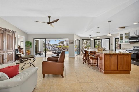 House in Punta Gorda, Florida 3 bedrooms, 155.98 sq.m. № 1903130 - photo 5