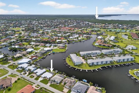 House in Punta Gorda, Florida 3 bedrooms, 155.98 sq.m. № 1903130 - photo 2