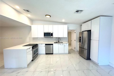 Купить виллу или дом в Норт-Майами, Флорида 4 спальни, 224.82м2, № 2027011 - фото 7