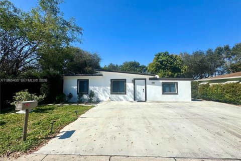 Дом в Норт-Майами, Флорида 4 спальни, 224.82м2 № 2027011