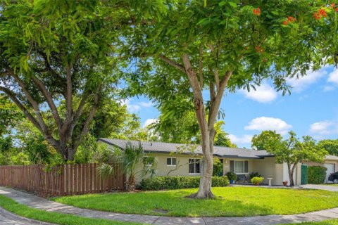 House in Miami, Florida 3 bedrooms, 150.13 sq.m. № 1882415 - photo 2