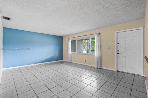 House in Miami, Florida 3 bedrooms, 150.13 sq.m. № 1882415 - photo 4