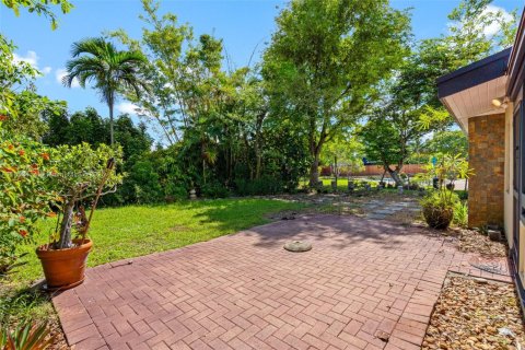 House in Miami, Florida 3 bedrooms, 150.13 sq.m. № 1882415 - photo 22