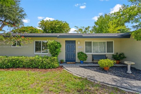 House in Miami, Florida 3 bedrooms, 150.13 sq.m. № 1882415 - photo 3