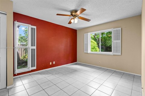 House in Miami, Florida 3 bedrooms, 150.13 sq.m. № 1882415 - photo 17