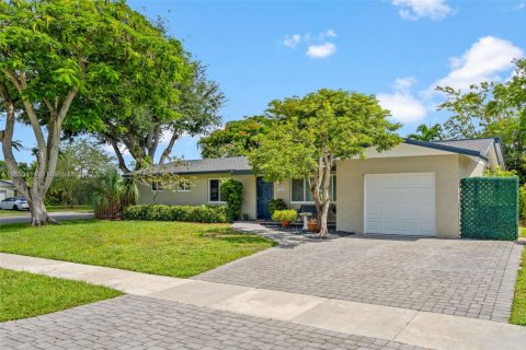 House in Miami, Florida 3 bedrooms, 150.13 sq.m. № 1882415 - photo 1