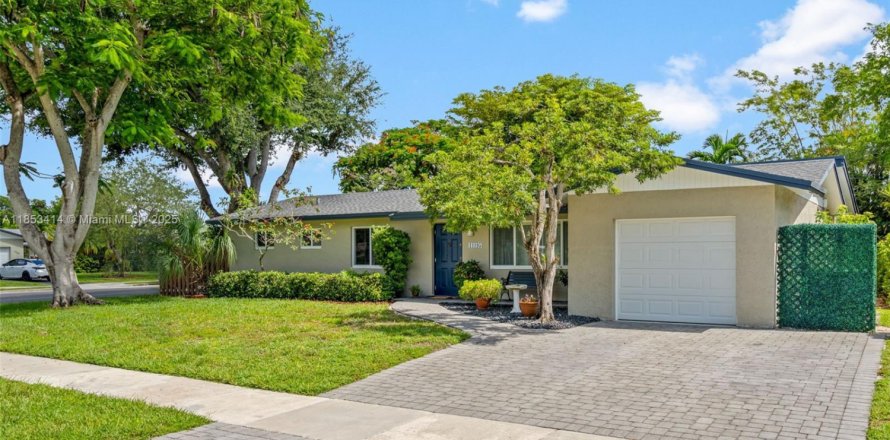 House in Miami, Florida 3 bedrooms, 150.13 sq.m. № 1882415