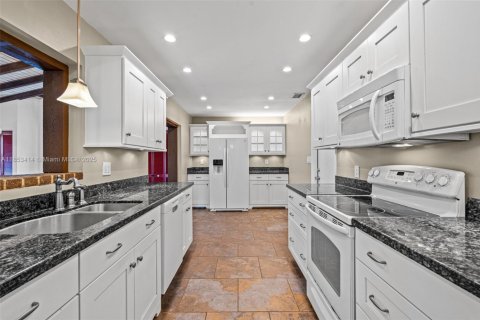 House in Miami, Florida 3 bedrooms, 150.13 sq.m. № 1882415 - photo 6