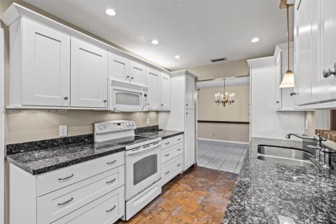 House in Miami, Florida 3 bedrooms, 150.13 sq.m. № 1882415 - photo 8