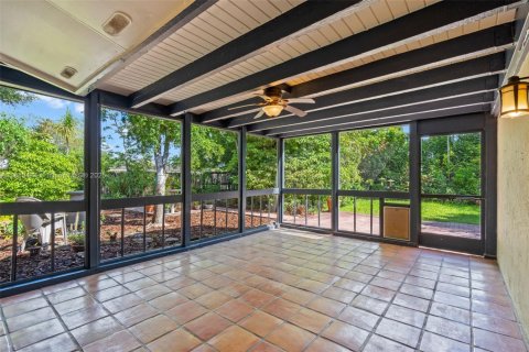 House in Miami, Florida 3 bedrooms, 150.13 sq.m. № 1882415 - photo 20