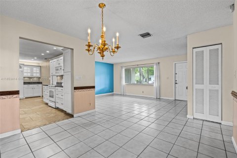 House in Miami, Florida 3 bedrooms, 150.13 sq.m. № 1882415 - photo 5