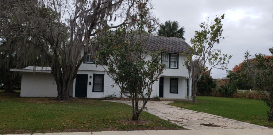 Duplex in Crescent City, Florida 4 bedrooms, 177.81 sq.m. № 841091