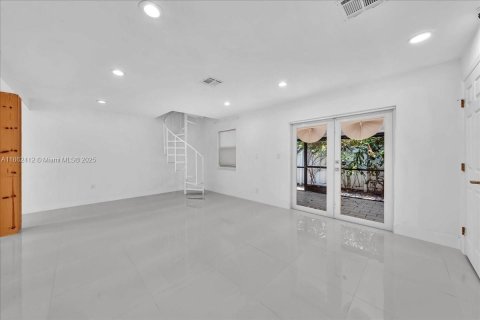 House in Hollywood, Florida 4 bedrooms, 195.09 sq.m. № 1894264 - photo 23