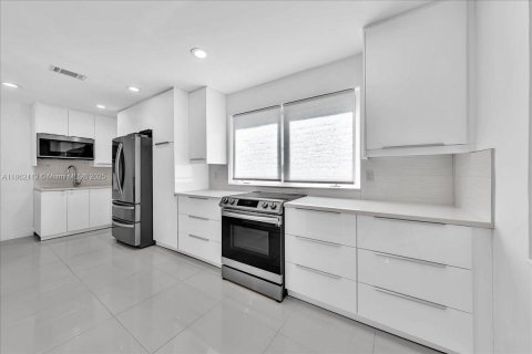 House in Hollywood, Florida 4 bedrooms, 195.09 sq.m. № 1894264 - photo 9