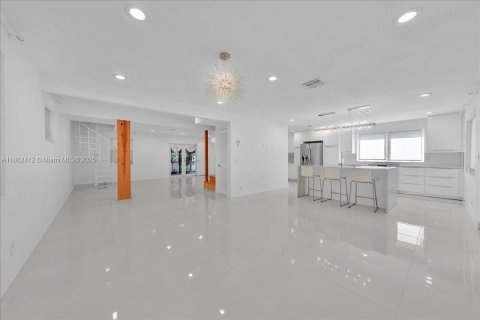 House in Hollywood, Florida 4 bedrooms, 195.09 sq.m. № 1894264 - photo 3
