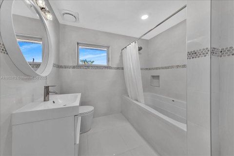 House in Hollywood, Florida 4 bedrooms, 195.09 sq.m. № 1894264 - photo 29