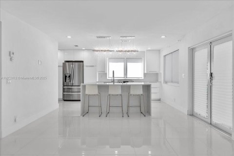 House in Hollywood, Florida 4 bedrooms, 195.09 sq.m. № 1894264 - photo 6