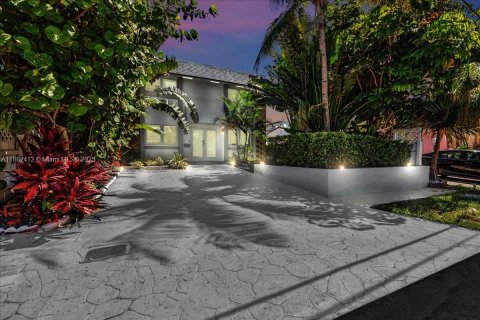 House in Hollywood, Florida 4 bedrooms, 195.09 sq.m. № 1894264 - photo 1