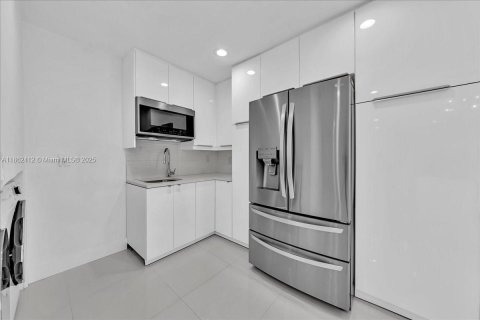 House in Hollywood, Florida 4 bedrooms, 195.09 sq.m. № 1894264 - photo 13