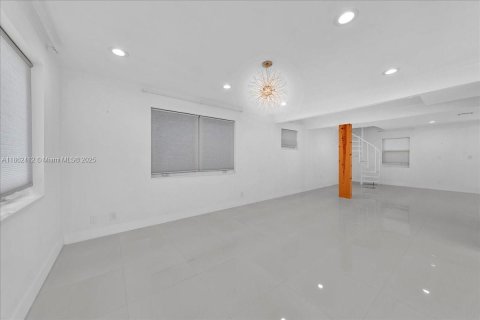 House in Hollywood, Florida 4 bedrooms, 195.09 sq.m. № 1894264 - photo 2