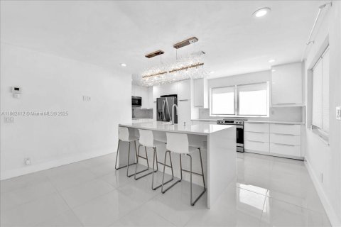 House in Hollywood, Florida 4 bedrooms, 195.09 sq.m. № 1894264 - photo 8