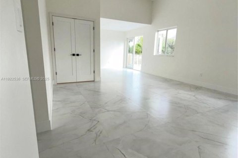 Casa en venta en Miami, Florida, 4 dormitorios, 268.02 m2 № 1983541 - foto 13