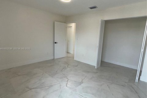 Casa en venta en Miami, Florida, 4 dormitorios, 268.02 m2 № 1983541 - foto 28