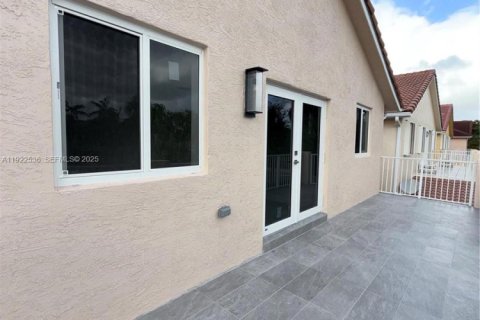 Casa en venta en Miami, Florida, 4 dormitorios, 268.02 m2 № 1983541 - foto 18