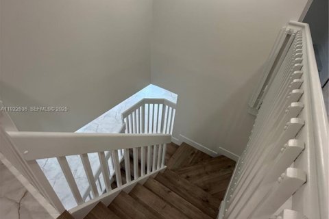 Casa en venta en Miami, Florida, 4 dormitorios, 268.02 m2 № 1983541 - foto 12