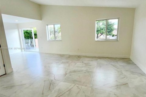 Casa en venta en Miami, Florida, 4 dormitorios, 268.02 m2 № 1983541 - foto 14