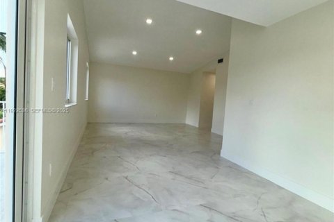 Casa en venta en Miami, Florida, 4 dormitorios, 268.02 m2 № 1983541 - foto 19