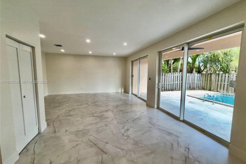 Casa en venta en Miami, Florida, 4 dormitorios, 268.02 m2 № 1983541 - foto 7