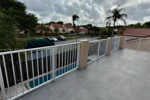 Casa en venta en Miami, Florida, 4 dormitorios, 268.02 m2 № 1983541 - foto 17